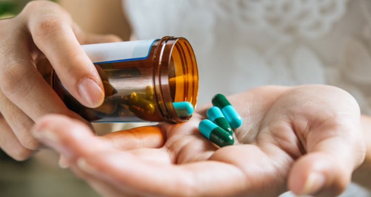 ¿Puedo dejar de tomar antibióticos a la mitad de un tratamiento? Cuatro mitos sobre estos medicamentos