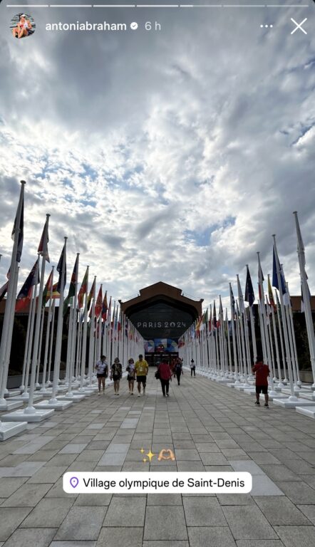 Antonia Abraham y el Team Chile en la Villa Olímpica.