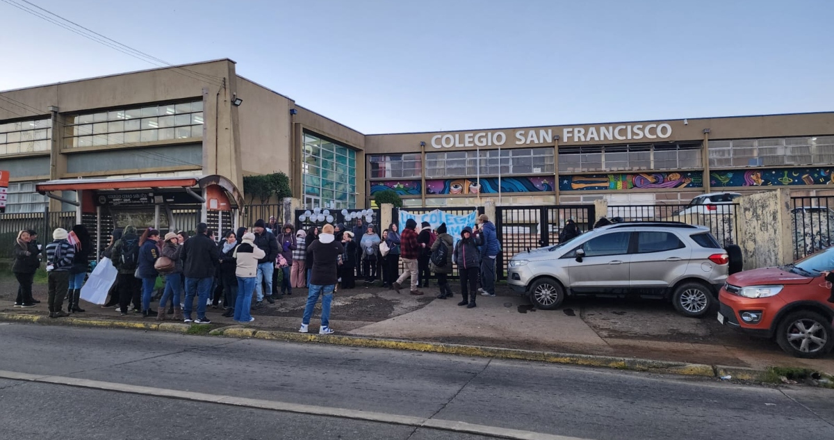 Manifestación de apoderados por condiciones de colegio en Talcahuano