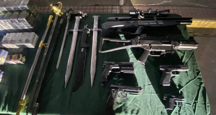 Tres detenidos en El Bosque: incautaron droga, cigarrillos, machetes, katanas y armas