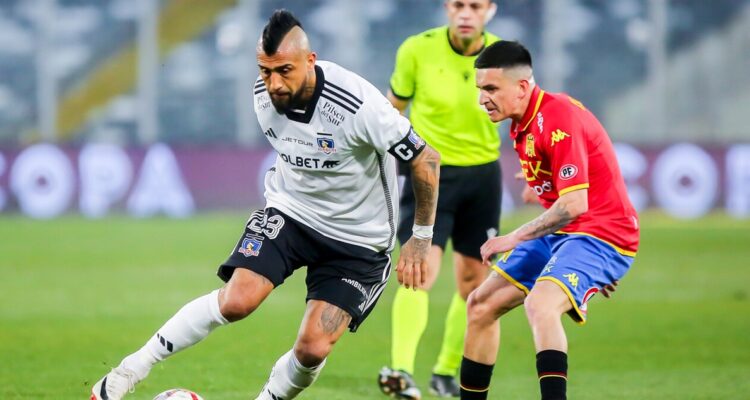Arturo Vidal jugando ante Unión Española.
