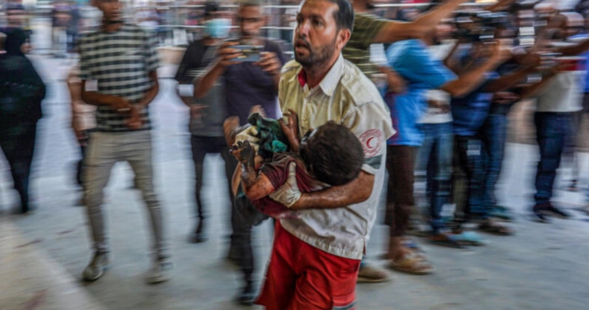 Un paramédico lleva a un niño herido tras un bombardeo israelí a la sala de emergencias del hospital Nasser en Jan Yunis 