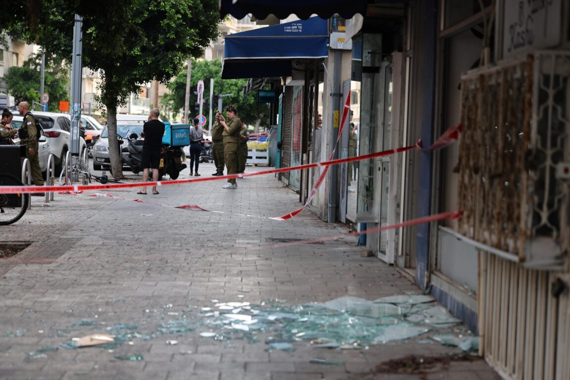 La policía inspecciona los daños en el lugar de una explosión causada por un dron en Tel Aviv 