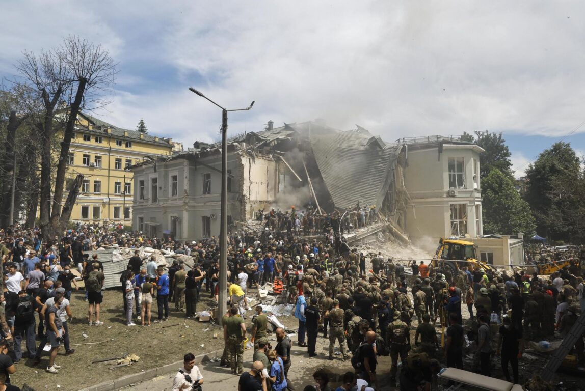 Rescatistas en el hospital infantil Ojmatdit en Kiev tras los ataques 