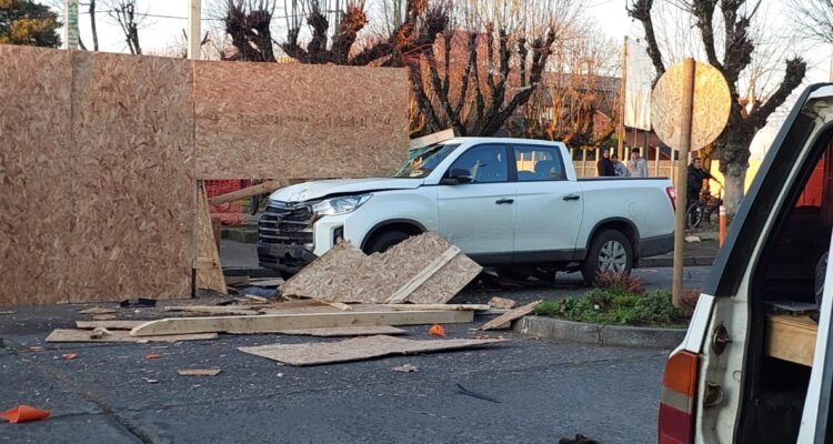 Auto de alcalde de Freire impacta contra cierre perimetral