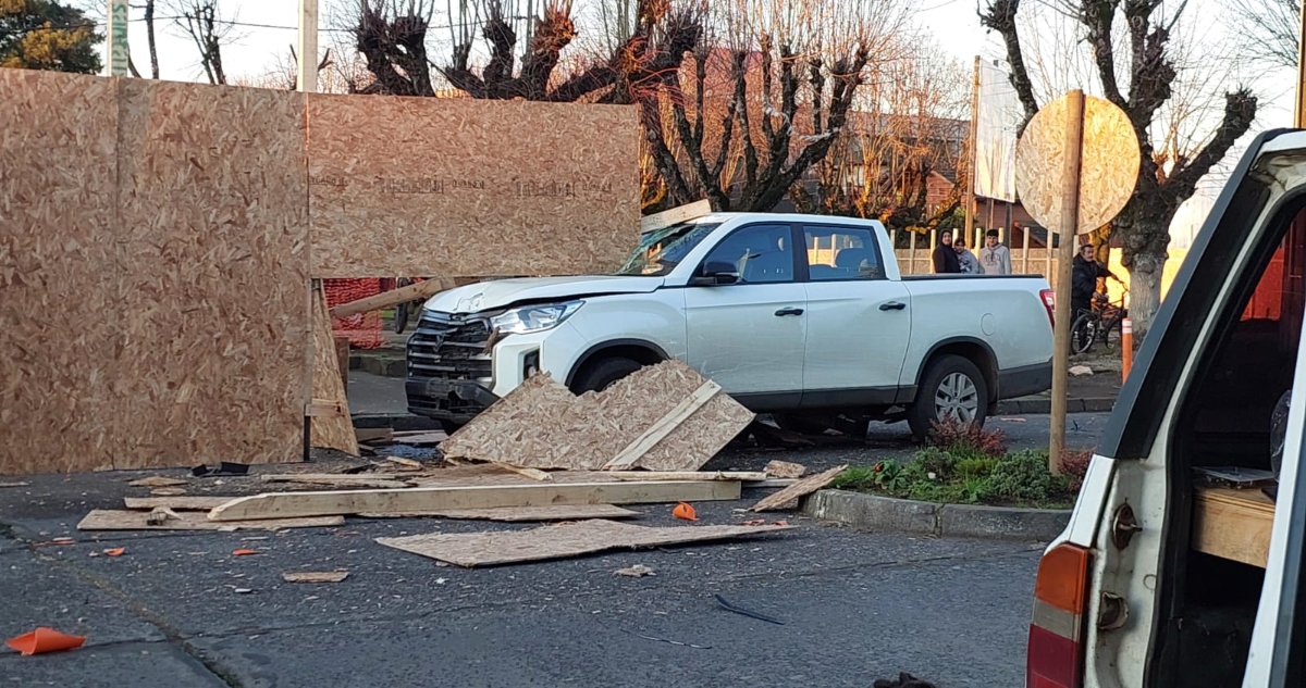 Auto de alcalde de Freire impacta contra cierre perimetral