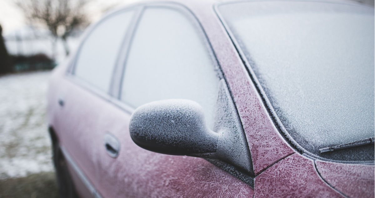 Auto con hielo sobre su parabrisas en referencia a trucos para quitarlo