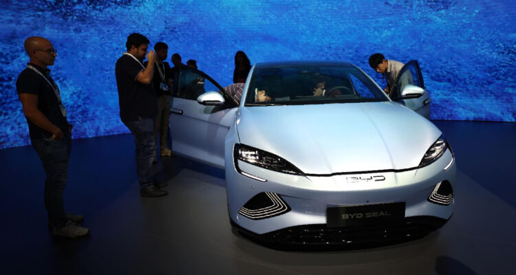 La gente echa un vistazo a un automóvil BYD Seal en exhibición en el Salón Internacional del Automóvil (IAA) en Munich, Alemania, el 5 de septiembre de 2023.