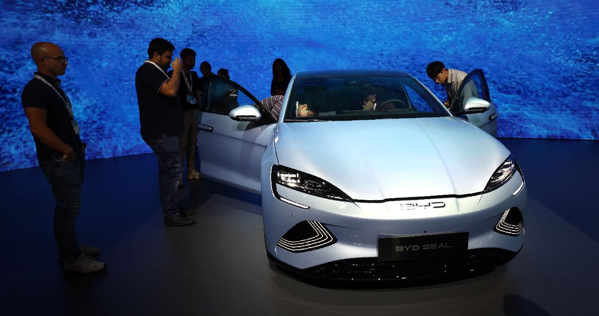 La gente echa un vistazo a un automóvil BYD Seal en exhibición en el Salón Internacional del Automóvil (IAA) en Munich, Alemania, el 5 de septiembre de 2023.