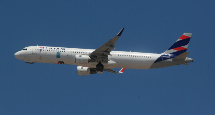Avión Latam con destino a Santiago regresa a Asunción por impacto de ave en una de sus turbinas