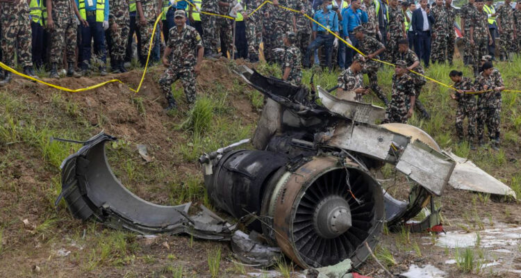 18 muertos deja caída de avión en Nepal: solo sobrevivió el piloto