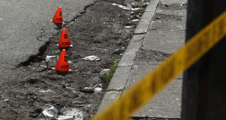 Investigan balacera entre bandas rivales en Lo Espejo: domicilio de adulto mayor recibió disparos