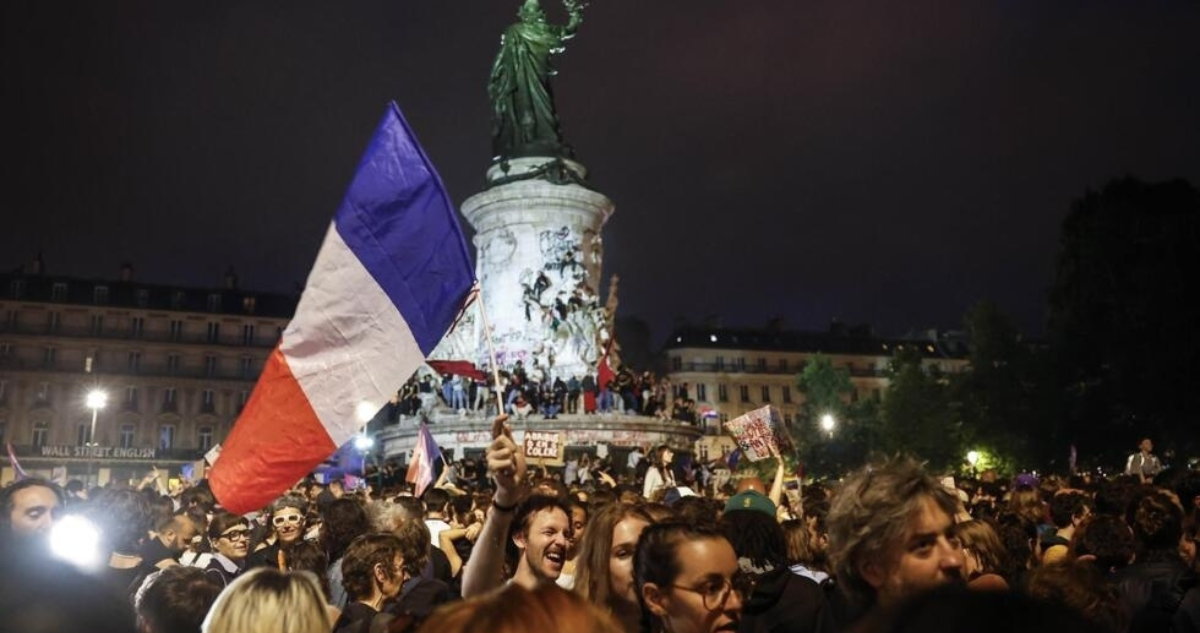 La gente reacciona tras los resultados de las elecciones legislativas francesas en París