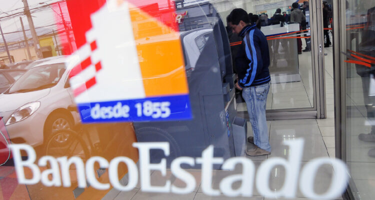 logo banco estado en sector con cajeros automáticos