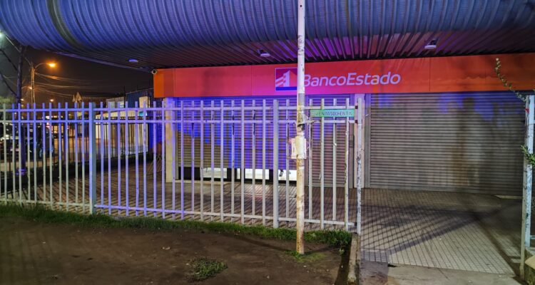 Buscan a sujetos que ingresaron a mall chino ubicado junto a un BancoEstado en Chile