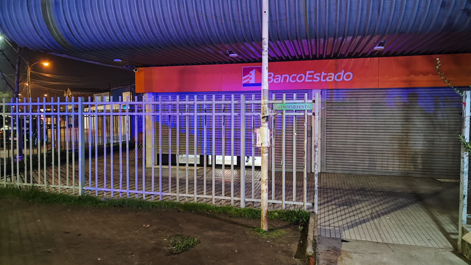 Buscan a sujetos que ingresaron a mall chino ubicado junto a un BancoEstado en Chile