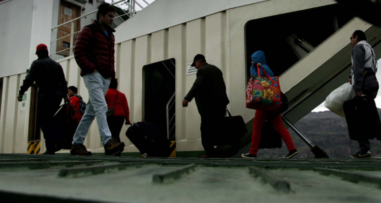 Personas entrando a barcaza en La Unión