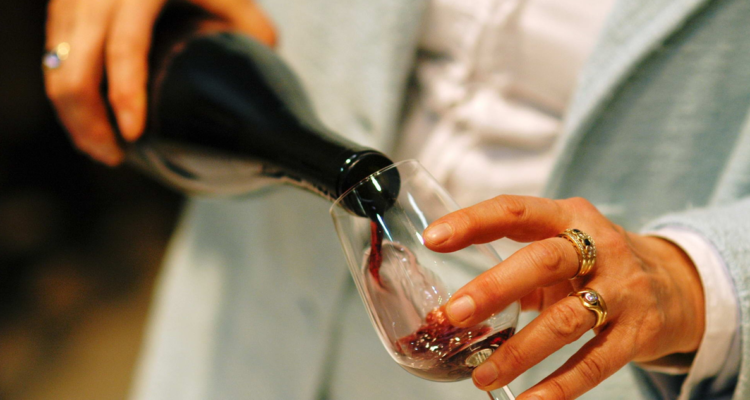 Un megaestudio concluyó que la idea de que beber con moderación, como una copa de vino al día, es beneficiosa para la salud es errónea.