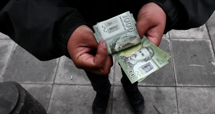 Desde este 1 de julio rige el alza del sueldo mínimo en Chile a $500 mil