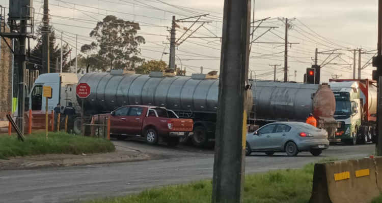 Camión sobre vía férrea en Coronel retrasando servicio de Biotren