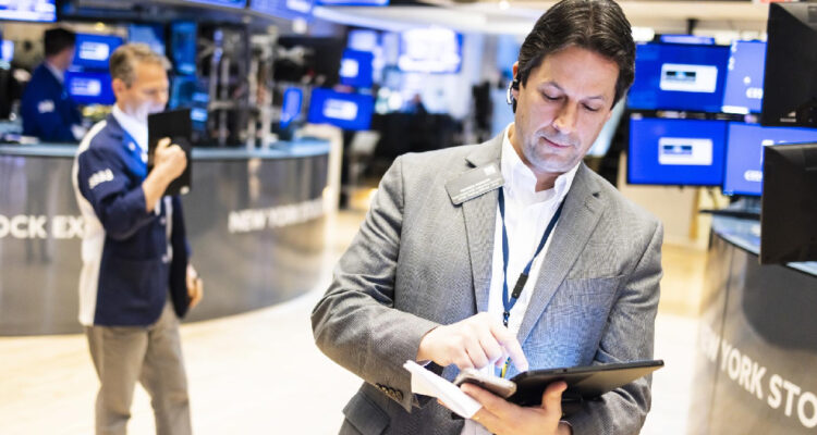 Movimientos mixtos marcan la media sesión en Wall Street luego de los datos optimistas de inflación