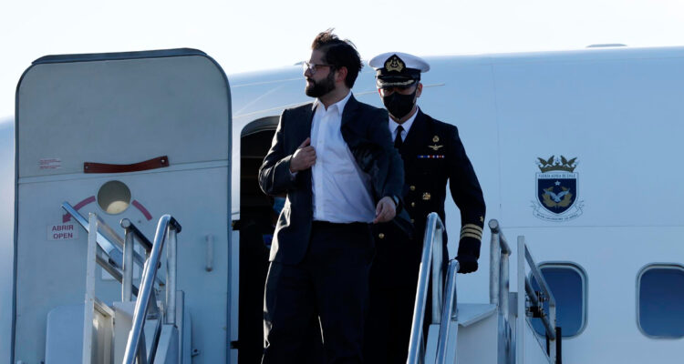 Búsqueda de inversionistas y deuda de embajada marcan viaje de Boric a Emiratos Árabes Unidos
