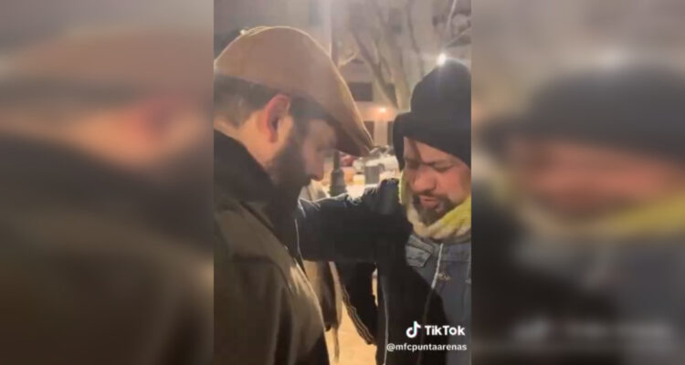 “Dale sabiduría, como a Salomón”: Boric fue bendecido por evangélicos en plena plaza de Punta Arenas