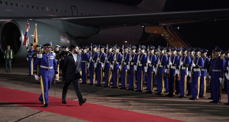 Presidente Boric llega a Paraguay para una visita centrada en el comercio y la interconexión vial