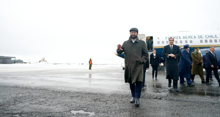 Boric reitera férrea oposición a cualquier “explotación comercial” de petróleo en la Antártica