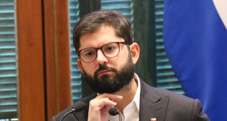 Boric condena expulsión de diplomáticos chilenos, pero descarta romper relaciones con Venezuela