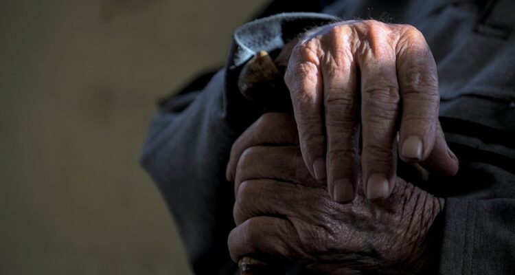 Brutal ataque a adulto mayor en San Antonio: sujeto ingresó a su casa, lo golpeó en la cabeza y estranguló