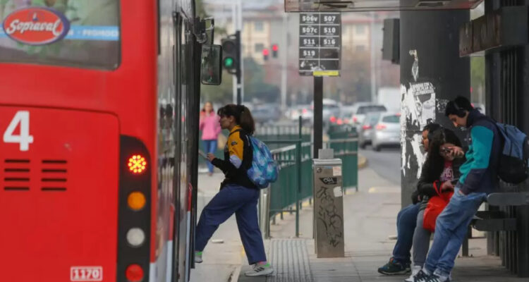 Detenerse cuando no hay paradero y cámaras en vivo: nuevas medidas para buses RED nocturnos en la RM