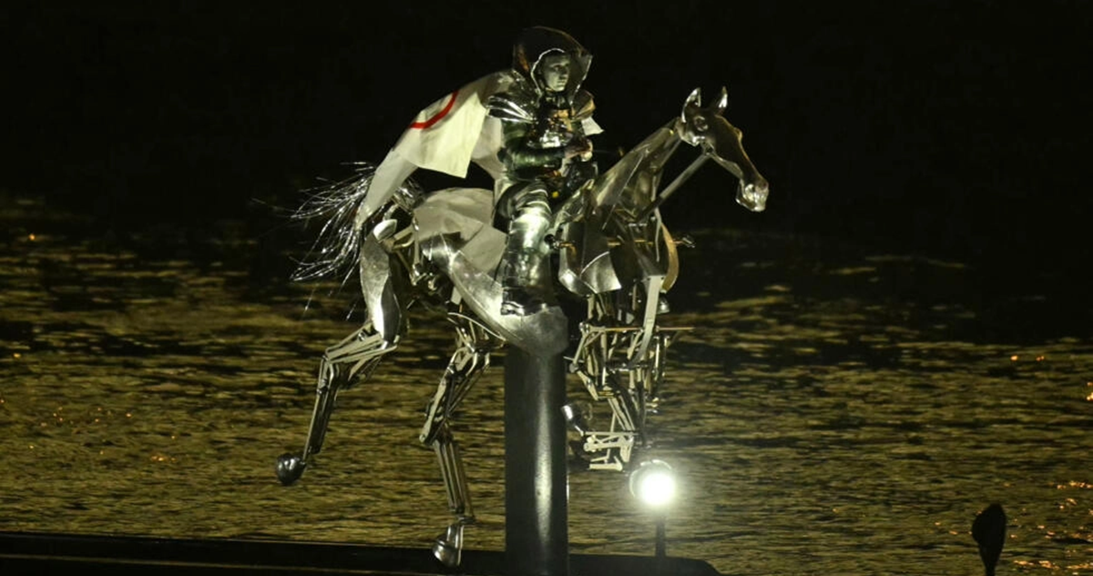 Un caballo mecánico plateado galopó seis km por el río Sena como parte de la ceremonia de apertura de los Juegos de París-2024.