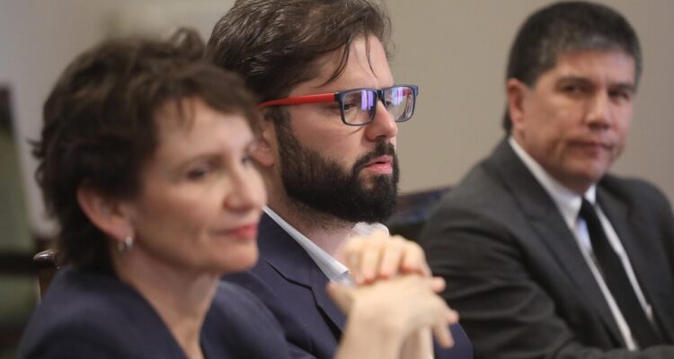 Tohá, Boric y Monsalve en La Moneda analizando la situación de seguridad.