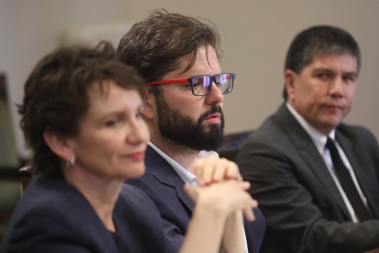 Tohá, Boric y Monsalve en La Moneda analizando la situación de seguridad.