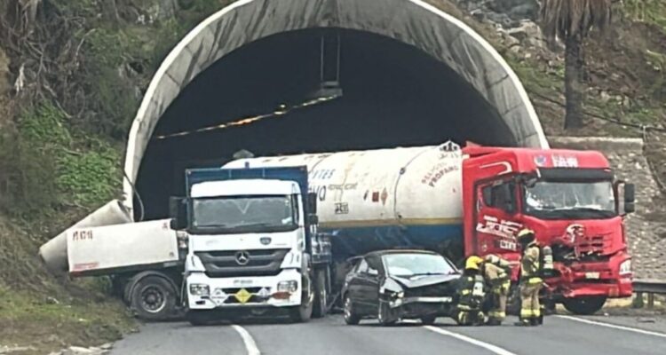 Camiones colisionan en Túnel La Calavera