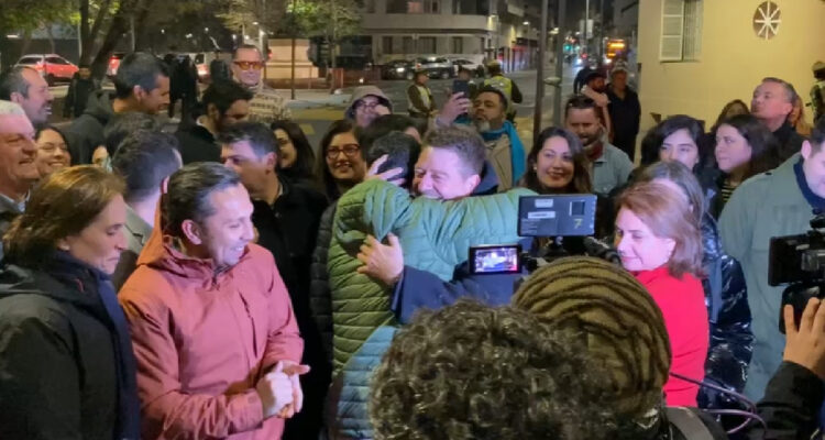 Claudio Orrego oficializa candidatura independiente para repostulación a gobernador de Santiago