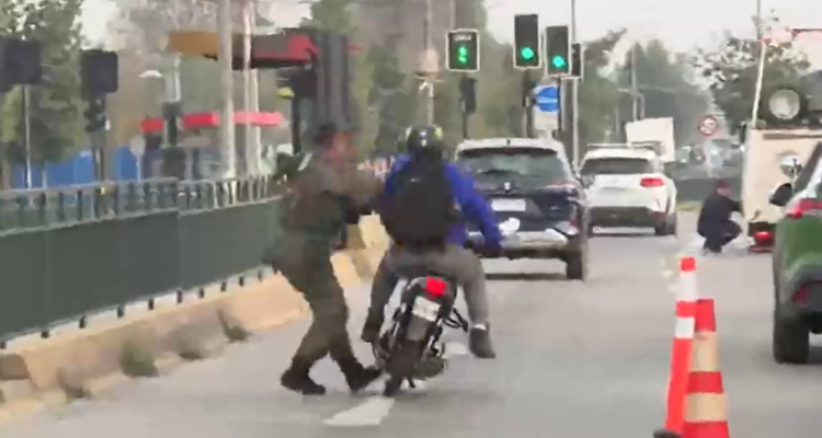 Carabinero derriba a motociclista que buscó atropellarlo en PAC: impacto fue emitido en vivo por TV