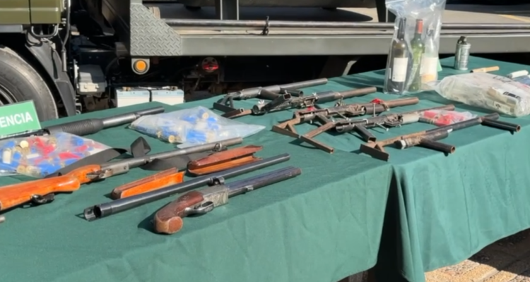 Carabineros exhibe armamento incautado durante allanamientos en la RM