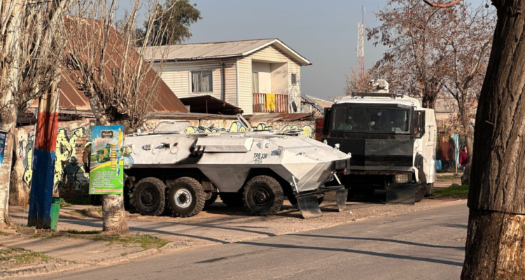 Carabineros realiza allanamientos en Villa Francia durante conmemoración de muerte de Luisa Toledo