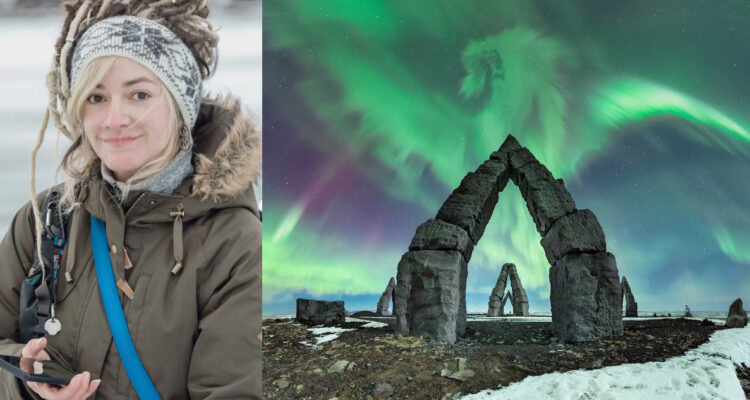 Cari Letelier junto a su foto de auroras boreales en el Arctic Henge