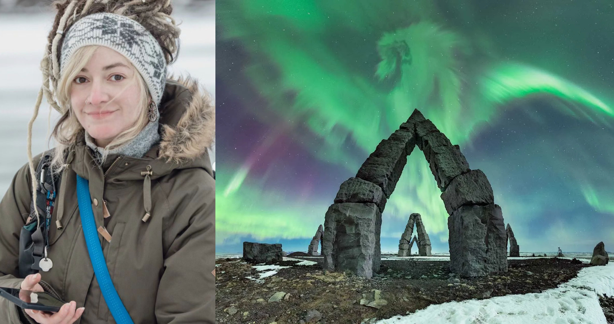 Cari Letelier junto a su foto de auroras boreales en el Arctic Henge