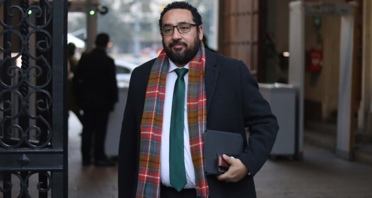 cataldo prohibición uso de celulares en colegios