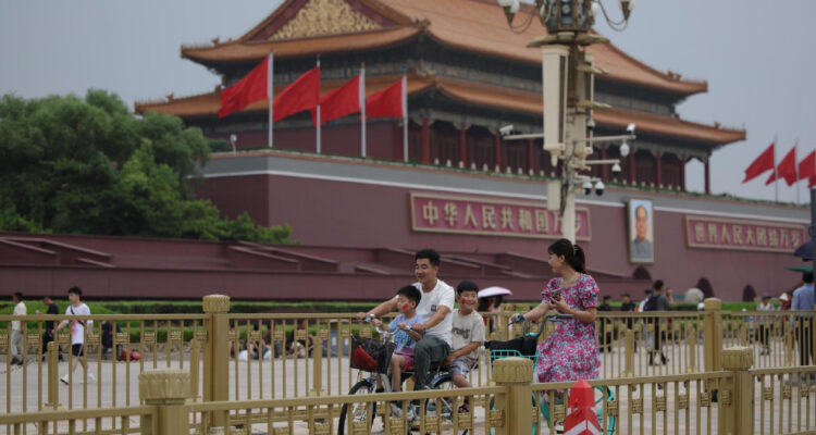 La gente anda en bicicleta cerca de la Plaza de Tiananmen mientras el partido comunista de China celebra su tercer pleno en Beijing, China, el 15 de julio de 2024. China, 15 de julio de 2024