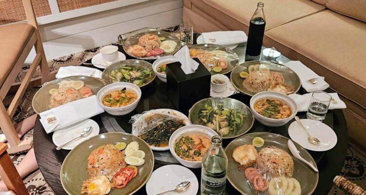 Mesa de la habitación del hotel en donde fueron hallados los cuerpos