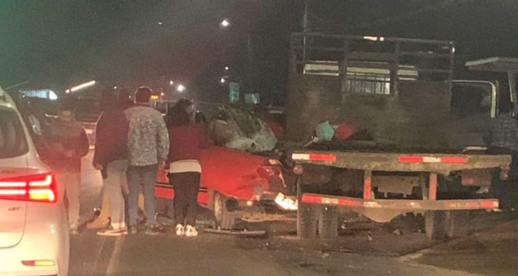 Auto y camión tras accidente en Padre Las Casas
