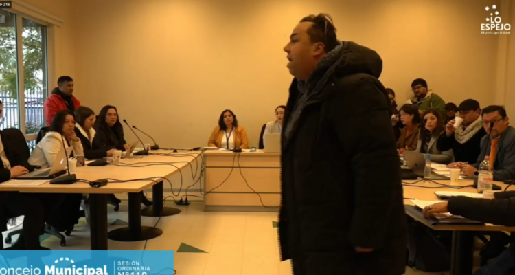 Incidentes durante polémico concejo en Lo Espejo tras vínculos de concejala con el narco