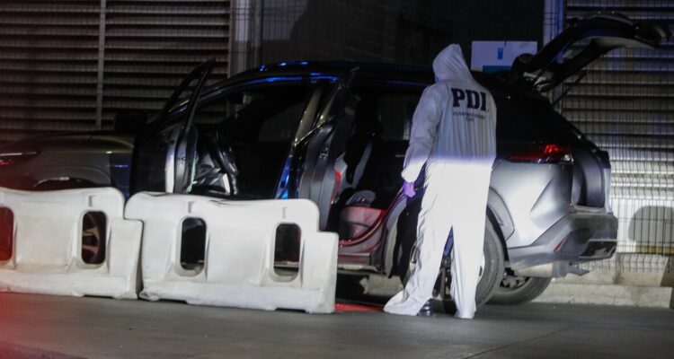 Delincuentes le disparan a la cabeza a conductor para robarle su vehículo en Santiago