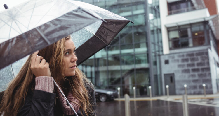 Consejos de seguridad para un ambiente laboral seguro bajo condiciones climáticas de lluvia y frío