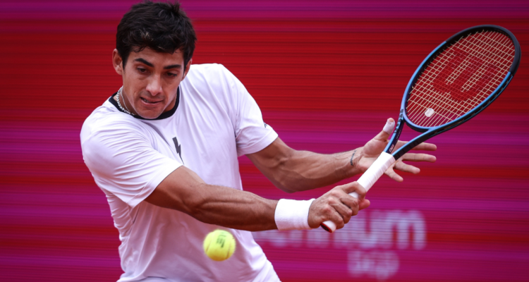 Cristian Garín sortea con éxito estreno en Mubadala Open y se medirá ante Sebastian Korda en 2da ronda